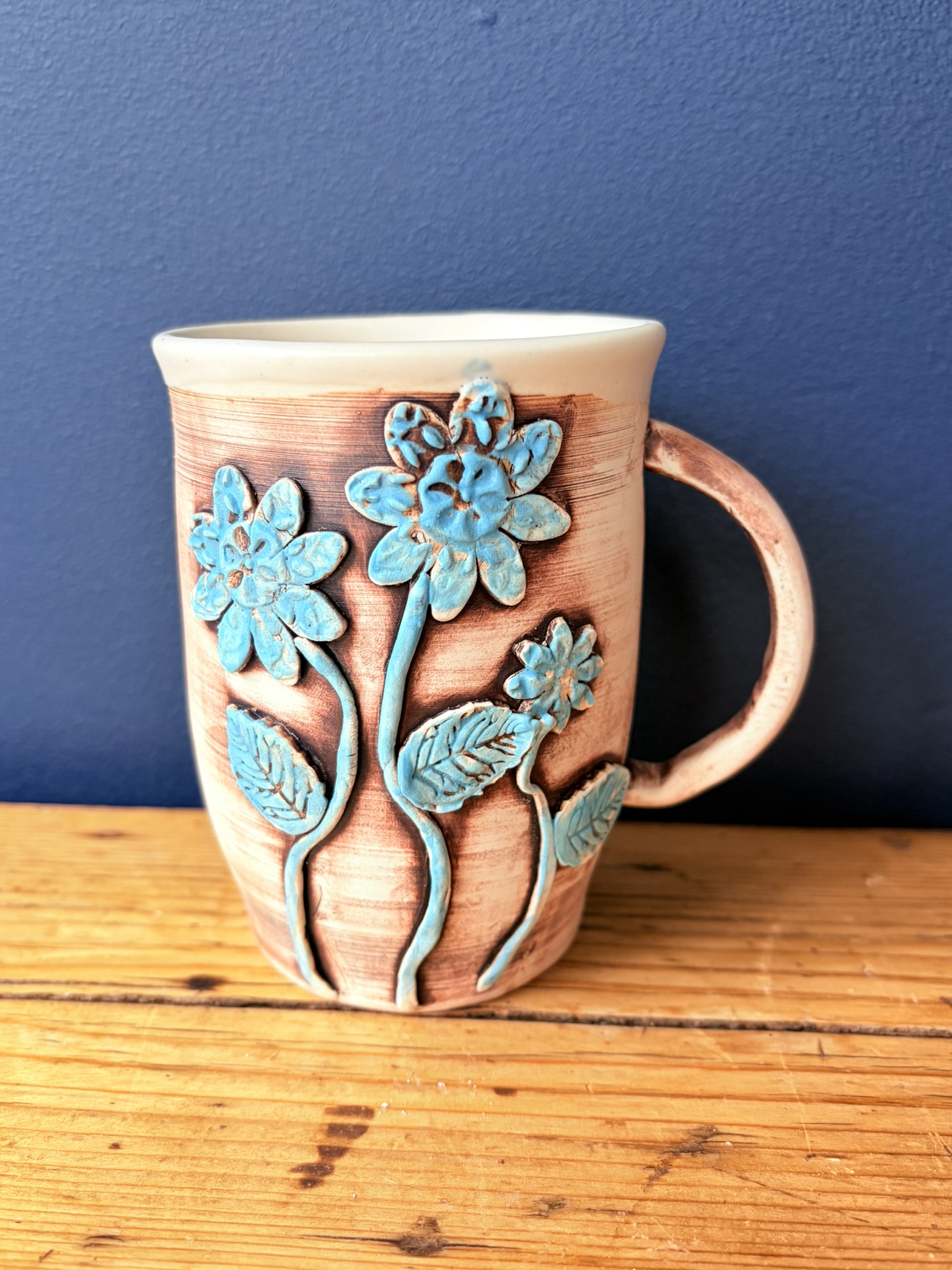 Mug with oxide and underglaze flowers 1