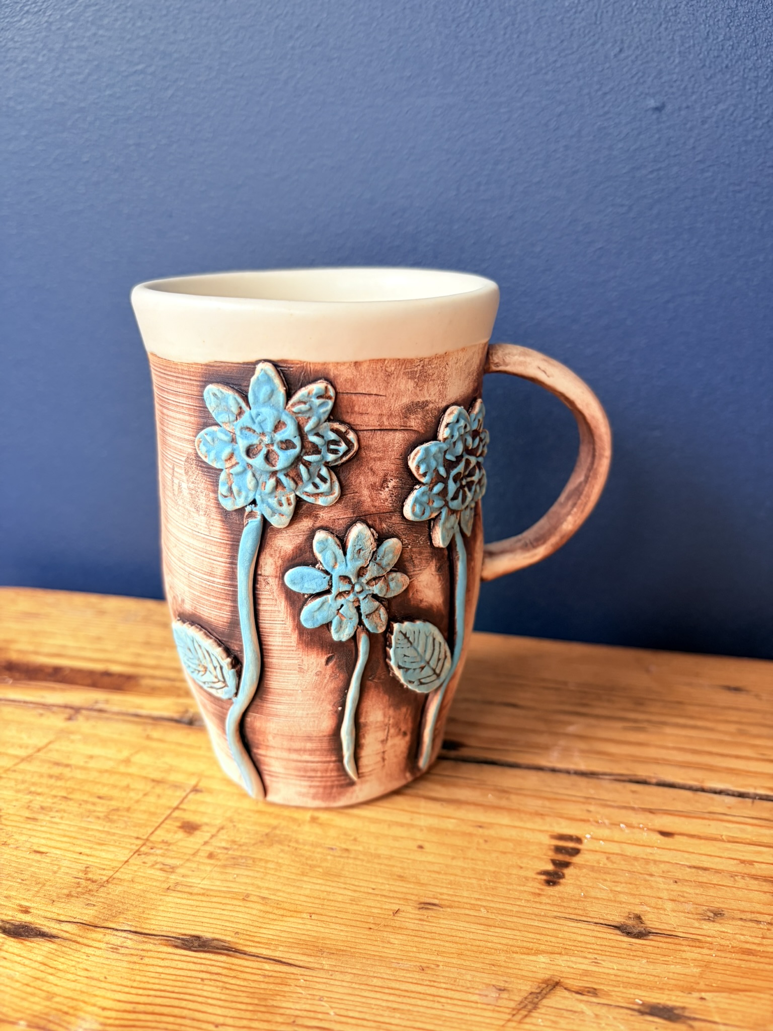 Mug with oxide and underglaze flowers 2